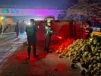 Kondisi mobil pikap muatan kelapa yang terguling di Tol Gempol-Pasuruan.