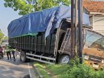 Kondisi truk fuso usai diseruduk truk colt diesel di Babat, Lamongan.