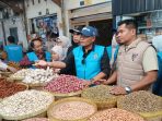 Tim Pengendalian Inflasi Daerah (TPID) Pemprov NTB turun langsung memantau harga dan ketersediaan bahan pokok di sejumlah pasar tradisional Kebon Roek.
