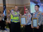 Ipda Andreas mewakili Satlantas Polres Gresik menerima penghargaan dari Polda Jatim.