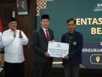 Bupati Lamongan Yuhronur Efendi menyerahkan beasiswa secara simbolis.