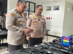 Kapolres Gresik AKBP Ramadhan Nasution memeriksa senjata api anggota.