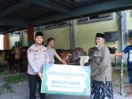 Kapolres Gresik AKBP Ramadhan Nasution secara simbolis menyerahkan hewan kurban kepada Ketua MUI Gresik KH. Ainur Rofiq Toyyib. Kapolres Gresik AKBP Ramadhan Nasution secara simbolis menyerahkan hewan kurban kepada Ketua MUI Gresik KH. Ainur Rofiq Toyyib.