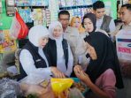 Gubernur Jatim Khofifah Indar Parawansa saat sidak Pasar Banjarejo Bojonegoro.