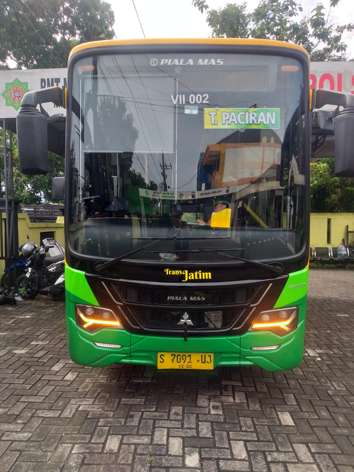 Hindari Genangan Air, Pemotor Tewas Tabrakan dengan Bus Trans Jatim di Gresik 1 Bus Trans Jatim terlibat kecelakaan maut di Gresik.