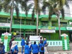 PMII Blitar saat memasanng spanduk di UNU Blitar. (Calvin BT)