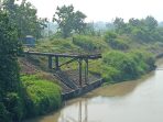 Pipa pembuangan air yang di oprasikan PPLS untuk membuang air dalam tanggul ke Sungai Porong. (Foto: Achmad Adi Nurcahya) Pipa pembuangan air yang di oprasikan PPLS untuk membuang air dalam tanggul ke Sungai Porong. (Foto: Achmad Adi Nurcahya)