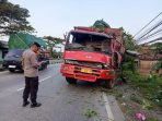 Kondisi tronton ringsek usai menabrak tiang listrik di Babat, Lamongan.