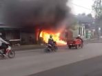 Kebakaran di Jalan Raya Roomo, Manyar, Gresik. Kebakaran di Jalan Raya Roomo, Manyar, Gresik.