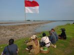 Warga terdampak saat menggelar ritual di pinggir tanggul Lapindo. (Foto: Achmad Adi Nurcahya) Warga terdampak saat menggelar ritual di pinggir tanggul Lapindo. (Foto: Achmad Adi Nurcahya)