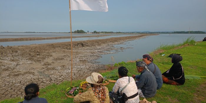 Warga terdampak saat menggelar ritual di pinggir tanggul Lapindo. (Foto: Achmad Adi Nurcahya)
