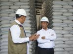 Dirut Bulog Letjen TNI (Purn) Ahmad Rizal Ramdhani bersama Mentan Andi Amran Sulaiman di gudang Bulog, Romokalisasi, Surabaya. Dirut Bulog Letjen TNI (Purn) Ahmad Rizal Ramdhani bersama Mentan Andi Amran Sulaiman di gudang Bulog, Romokalisasi, Surabaya.