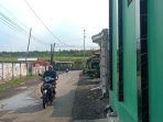 Suasana Dusun Gempolsari, Sidoarjo yang hidup beriringan dengan tanggul lumpur Lapindo. (Achmad Adi Nurcahya)
