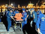 Satpolairud Polres Gresik saat mengevakuasi korban.