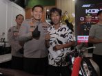 Kapolres Lamongan AKBP Arif Fazlurrahman mengembalikan BB motor curian kepada korban.