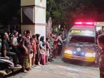 Ambulans saat hendak mengevakuasi jasad Mujiono, Kades Buncitan, Sidoarjo.