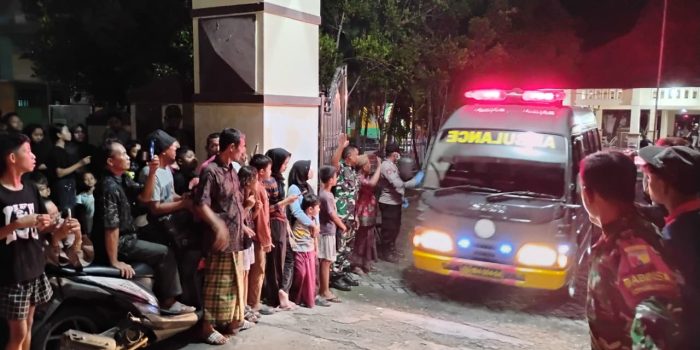 Ambulans saat hendak mengevakuasi jasad Mujiono, Kades Buncitan, Sidoarjo.