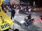 Tangkapan layar bentrok pesilat di Desa Sawo, Kecamatan Dukun, Gresik.