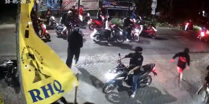 Tangkapan layar bentrok pesilat di Desa Sawo, Kecamatan Dukun, Gresik.
