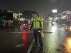 Petugas saat olah TKP kecelakaan maut di Jalan Raya Wringinanom, Gresik.