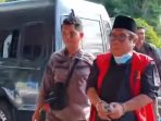 Mantan Bupati Lombok Tengah Suhaili FT saat turun dari mobil tahanan Kejaksaan Negeri Praya menuju Rutan Kelas IIB Praya.