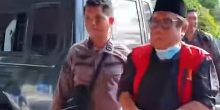 Mantan Bupati Lombok Tengah Suhaili FT saat turun dari mobil tahanan Kejaksaan Negeri Praya menuju Rutan Kelas IIB Praya.