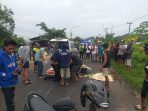 Evakuasi korban kecelakaan motor vs Trans Jatim di Gresik.