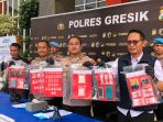 Kapolres Gresik AKBP Ramadhan Nasution (dua dari kanan) didampingi Kasat Reskoba AKP Ahmad Yani (paling kanan) dan Kasi Humas Iptu Hepi Muslih Riza saat pers rilis narkoba.