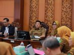 Bupati Sidoarjo Subandi saat rapat pemeriksaan LKPD di Opsroom Setda Kabupaten Sidoarjo. (Foto: Ist/Kominfo Sidoarjo)