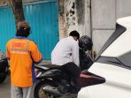 Juru parkir saat menata kendaraan di jalanan Kota Blitar. (Calvin BT)