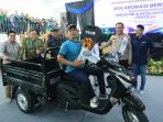 Buruh mendapatkan undian hadiah kendaraan roda tiga saat peringatan May Day 2026 di Stadion Gejos Gresik.