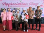 Kapolres Gresik AKBP Ramadhan Nasution bersama Ketua Bhayangkari Cabang Gresik Ny. Yanggi Ramadhan hadir langsung memberikan apresiasi kepada para guru dan siswa SLB yang berhasil menorehkan prestasi. Didampingi Wakapolres Gresik Kompol Shabda Purusha, Wakil Ketua Bhayangkari Cabang Gresik Ny. Lydia Shabda.
