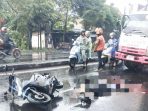 Pengendara Honda Beat tergelatak usai terlindas truk trailer di Sidoaejo. (Foto: Ist) Pengendara Honda Beat tergelatak usai terlindas truk trailer di Sidoaejo. (Foto: Ist)
