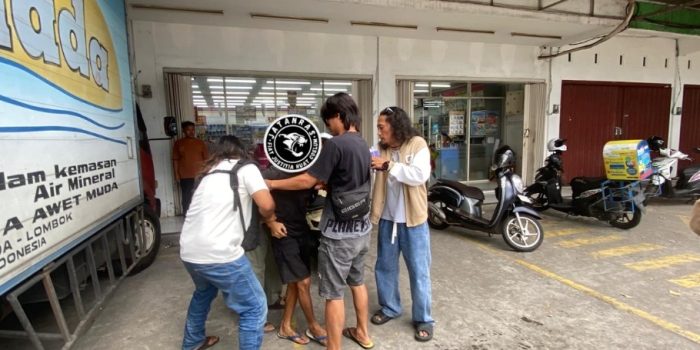 Terduga pelaku saat diamankan petugas Polresta Mataram.
