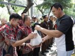Dirut Bulog Ahmad Rizal Ramdhani di sela kegiatan Idul Adha bersama tenaga pendukung operasional perusahaan di Kantor Pusat Perum Bulog, Jakarta, Jumat (29/5). Dirut Bulog Ahmad Rizal Ramdhani di sela kegiatan Idul Adha bersama tenaga pendukung operasional perusahaan di Kantor Pusat Perum Bulog, Jakarta, Jumat (29/5).