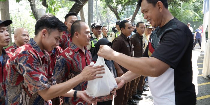 Dirut Bulog Ahmad Rizal Ramdhani di sela kegiatan Idul Adha bersama tenaga pendukung operasional perusahaan di Kantor Pusat Perum Bulog, Jakarta, Jumat (29/5).