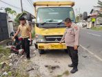Petugas saat olah TKP.
