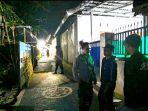 Petugas mengamankan terduga pelaku perusakan.
