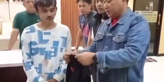 Pelaku MF saat diamankan oleh polisi. (Foto: Ist)