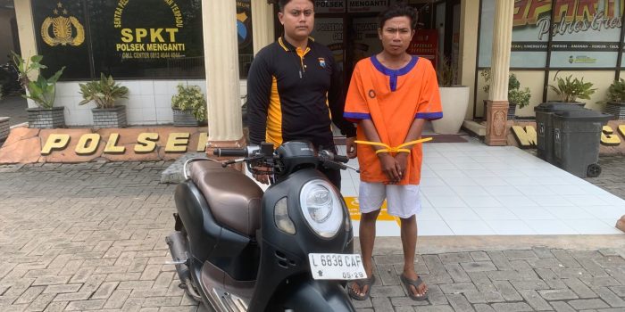 Tersangka Rohan dan barang bukti diamankan di Mapolsek Menganti, Gresik.