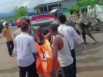 Korban saat dievakuasi petugas.