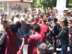 Aksi saling dorong antara aparat keamanan dan peserta aksi di depan Kantor Gubernur NTB, Senin (4/5)