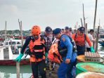 Tim SAR gabungan mengevakuasi korban meninggal dunia dalam insiden perahu tenggelam di perairan Gresik.
