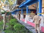 Gedung SMAN 7 Mataram yang roboh dipasangi garis polisi.