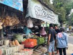 Pembeli Pasar Templek Kota Blitar. (Calvin BT)