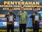 Kepala BPK Perwakilan Provinsi Jawa Timur Yuan Candra Djaisin (tengah) menyerahkan hasil pemeriksaan LKPD kepada Bupati Gresik Fandi Akhmad Yani (paling kanan) di Kantor BPK Perwakilan Jawa Timur, Sidoarjo, Jumat (29/5). Turut hadir Ketua DPRD Gresik M. Syahrul Munir (paling kiri). Kepala BPK Perwakilan Provinsi Jawa Timur Yuan Candra Djaisin (tengah) menyerahkan hasil pemeriksaan LKPD kepada Bupati Gresik Fandi Akhmad Yani (paling kanan) di Kantor BPK Perwakilan Jawa Timur, Sidoarjo, Jumat (29/5). Turut hadir Ketua DPRD Gresik M. Syahrul Munir (paling kiri).