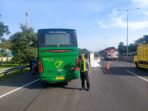 Bus Trans Jatim tabrak truk hingga terguling di badan Tol Waru arah Sidoarjo. (Istimewa)