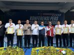 Kasat Reskrim Polres Gresik AKP Arya Widjaya (dua dari kiri) menerima penghargaan di Mapolda Jatim.