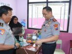 Kapolres Gresik AKBP Ramadhan Nasution meninjau MBG di SLB Kemala Bhayangkari 2 Gresik.