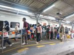 Suasana kedatangan penumpang KA Mutiara Timur di Stasiun Jember. (Foto: Ist)